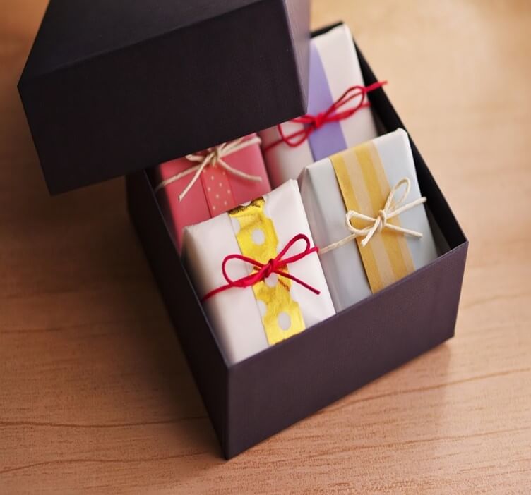 還暦祝いにおすすめのプレゼントは？喜ばれる贈り物やマナーを解説！