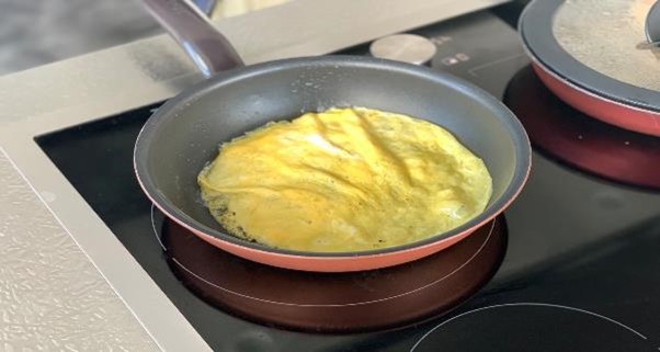 フライパンで焼かれる卵