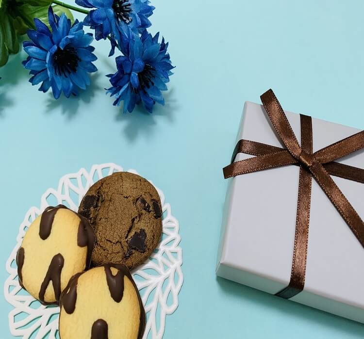 クッキーと花とプレゼント