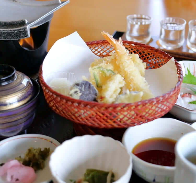 天ぷらを中心に配置されている懐石料理