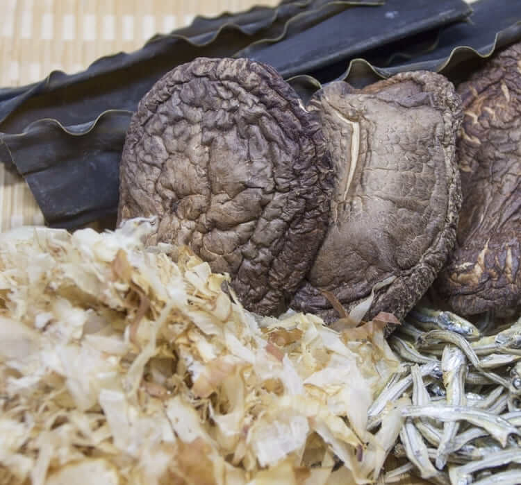 3つの干し椎茸を中心に並べられた出汁の出る食材