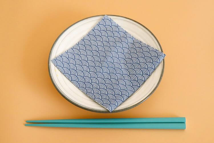 青海模様の紙ナプキンがのった和皿